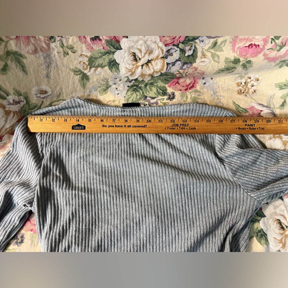 Gray Ribbed Crop Top - Picture 4 of 10